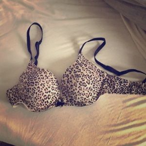 Victoria’s Secret 34B lightly padded bra